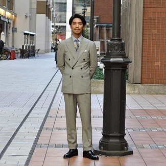 Elegante Outfits Herren 2024: Entscheiden Sie sich für einen olivgrünen Anzug und ein hellblaues Businesshemd für einen stilvollen, eleganten Look. Wählen Sie die legere Option mit schwarzen Leder Slippern.