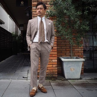 Braune Krawatte kombinieren – 500+ Herren Outfits: Vereinigen Sie einen braunen Anzug mit einer braunen Krawatte für eine klassischen und verfeinerte Silhouette. Fühlen Sie sich mutig? Vervollständigen Sie Ihr Outfit mit braunen Wildleder Slippern.
