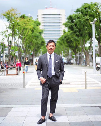 Dunkelblaue Krawatte kombinieren – 500+ Elegante Herren Outfits: Vereinigen Sie einen dunkelgrauen Anzug mit einer dunkelblauen Krawatte, um vor Klasse und Perfektion zu strotzen. Schwarze Leder Slipper leihen Originalität zu einem klassischen Look.