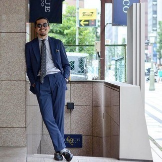 30 Jährige: Dunkelblaue Leder Slipper kombinieren – 118 Elegante Herren Outfits: Kombinieren Sie einen dunkelblauen Anzug mit einem grauen Businesshemd, um vor Klasse und Perfektion zu strotzen. Machen Sie diese Aufmachung leger mit dunkelblauen Leder Slippern.