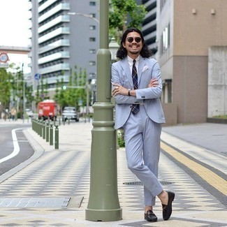 Weißes Einstecktuch kombinieren – 500+ Herren Outfits: Kombinieren Sie einen hellblauen Anzug mit einem weißen Einstecktuch, um mühelos alles zu meistern, was auch immer der Tag bringen mag. Wählen Sie schwarzen Leder Slipper, um Ihr Modebewusstsein zu zeigen.
