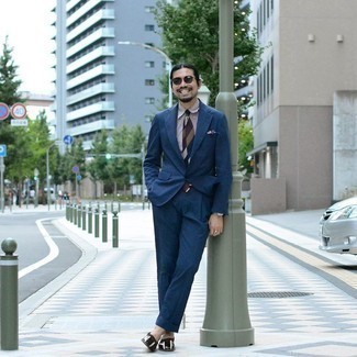 Dunkelgraues Businesshemd kombinieren – 503+ Herren Outfits: Tragen Sie ein dunkelgraues Businesshemd und einen dunkelblauen Anzug für einen stilvollen, eleganten Look. Fühlen Sie sich ideenreich? Wählen Sie dunkelbraunen Leder Slipper.