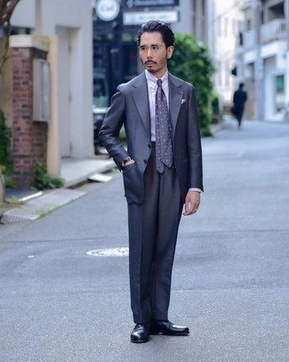 Weißes Einstecktuch kombinieren – 500+ Herren Outfits: Erwägen Sie das Tragen von einem dunkelblauen Anzug und einem weißen Einstecktuch, um mühelos alles zu meistern, was auch immer der Tag bringen mag. Entscheiden Sie sich für schwarzen Leder Slipper, um Ihr Modebewusstsein zu zeigen.
