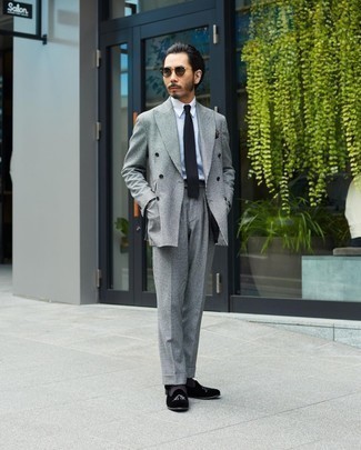 Dunkelgraue Sonnenbrille kombinieren – 500+ Herren Outfits: Tragen Sie einen grauen Anzug mit Karomuster und eine dunkelgraue Sonnenbrille für ein bequemes Outfit, das außerdem gut zusammen passt. Fühlen Sie sich mutig? Entscheiden Sie sich für schwarzen bestickten Samt Slipper.