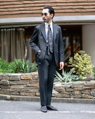 Graue Krawatte mit Paisley-Muster kombinieren – 16 Herren Outfits: Kombinieren Sie einen dunkelgrauen Anzug mit einer grauen Krawatte mit Paisley-Muster, um vor Klasse und Perfektion zu strotzen. Fühlen Sie sich mutig? Entscheiden Sie sich für schwarzen Leder Slipper.