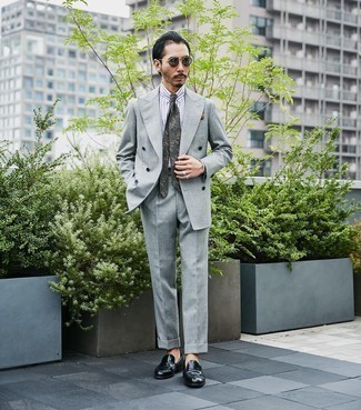 Dunkelgrüne bedruckte Krawatte kombinieren – 198 Herren Outfits: Kombinieren Sie einen grauen Anzug mit einer dunkelgrünen bedruckten Krawatte für einen stilvollen, eleganten Look. Suchen Sie nach leichtem Schuhwerk? Entscheiden Sie sich für schwarzen Leder Slipper für den Tag.