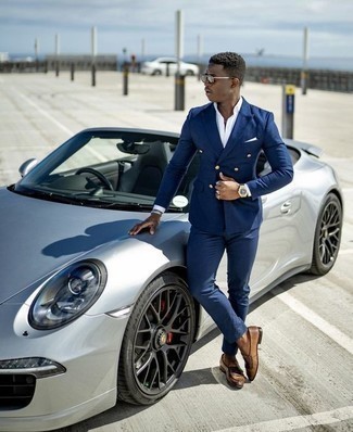 Elegante Outfits Herren 2024: Geben Sie den bestmöglichen Look ab in einem dunkelblauen Anzug und einem weißen Businesshemd. Wählen Sie die legere Option mit braunen Leder Slippern.