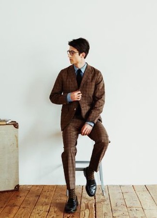 Herren Outfits 2022: Vereinigen Sie einen braunen Anzug mit Schottenmuster mit einem hellblauen Chambray Businesshemd für einen stilvollen, eleganten Look. Ergänzen Sie Ihr Look mit schwarzen Leder Slippern.