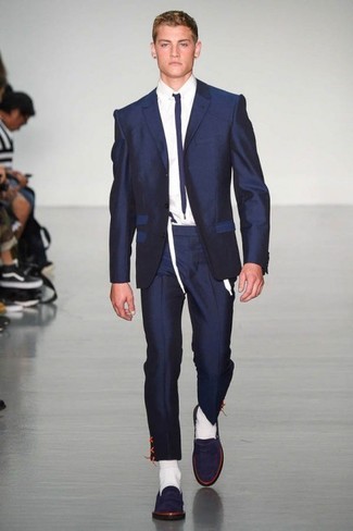 Blaue Slipper kombinieren – 500+ Herren Outfits: Paaren Sie einen dunkelblauen Anzug mit einem weißen Businesshemd für einen stilvollen, eleganten Look. Fühlen Sie sich ideenreich? Komplettieren Sie Ihr Outfit mit blauen Slippern.