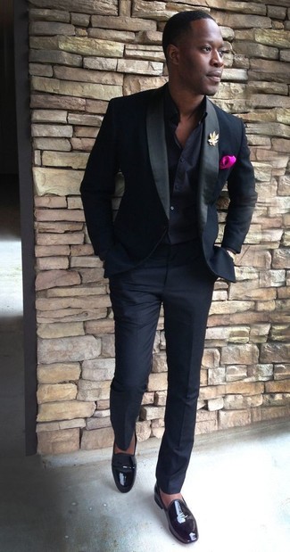 Anstecknadel kombinieren – 208 Herren Outfits: Tragen Sie einen schwarzen Anzug und einen Anstecknadel für ein bequemes Outfit, das außerdem gut zusammen passt. Schwarze Leder Slipper putzen umgehend selbst den bequemsten Look heraus.