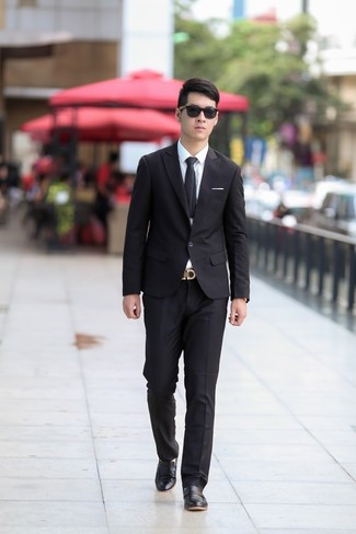 Schwarzen Anzug kombinieren – 500+ Herren Outfits warm Wetter: Entscheiden Sie sich für einen schwarzen Anzug und ein weißes Businesshemd für eine klassischen und verfeinerte Silhouette. Fühlen Sie sich mutig? Wählen Sie schwarzen Leder Slipper.