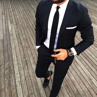 Schwarzen Anzug kombinieren – 755+ Herren Outfits warm Wetter: Kombinieren Sie einen schwarzen Anzug mit einem weißen Businesshemd für eine klassischen und verfeinerte Silhouette. Fühlen Sie sich ideenreich? Komplettieren Sie Ihr Outfit mit schwarzen Leder Slippern.