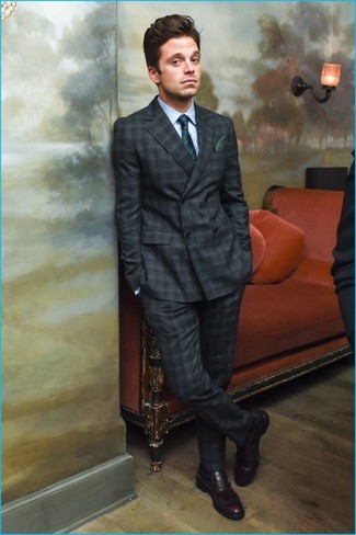30 Jährige: Olivgrüne Krawatte kombinieren – 500+ Elegante Herren Outfits: Erwägen Sie das Tragen von einem dunkelgrauen Anzug mit Schottenmuster und einer olivgrünen Krawatte, um vor Klasse und Perfektion zu strotzen. Suchen Sie nach leichtem Schuhwerk? Vervollständigen Sie Ihr Outfit mit dunkelroten Leder Slippern für den Tag.