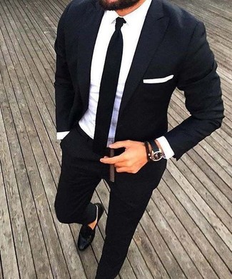 schwarzer Anzug, weißes Businesshemd, schwarze Leder Slipper, schwarze Strick Krawatte für Herren