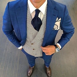 Dunkelblauen Anzug mit Karomuster kombinieren – 168 Elegante Herren Outfits: Geben Sie den bestmöglichen Look ab in einem dunkelblauen Anzug mit Karomuster und einem weißen Businesshemd. Vervollständigen Sie Ihr Look mit dunkelbraunen Leder Slippern.