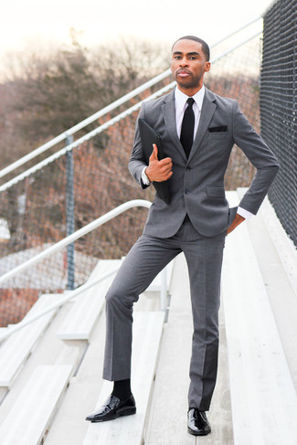 Schwarzes und weißes Einstecktuch kombinieren – 500+ Herren Outfits: Entscheiden Sie sich für einen grauen Anzug und ein schwarzes und weißes Einstecktuch, um einen lockeren, aber dennoch stylischen Look zu erhalten. Fühlen Sie sich mutig? Entscheiden Sie sich für schwarzen Leder Slipper.