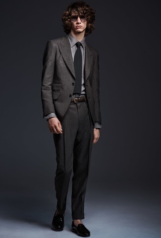 Schwarze Strick Krawatte kombinieren – 145 Herren Outfits: Erwägen Sie das Tragen von einem dunkelgrauen Anzug und einer schwarzen Strick Krawatte, um vor Klasse und Perfektion zu strotzen. Schwarze Leder Slipper liefern einen wunderschönen Kontrast zu dem Rest des Looks.