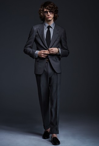 20 Jährige: Schwarze Leder Slipper kombinieren – 77 Elegante Herren Outfits: Kombinieren Sie einen dunkelgrauen Anzug mit einem grauen Businesshemd für eine klassischen und verfeinerte Silhouette. Wenn Sie nicht durch und durch formal auftreten möchten, wählen Sie schwarzen Leder Slipper.