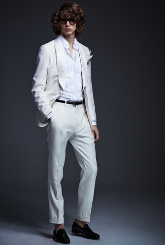 20 Jährige: Schwarze Leder Slipper kombinieren – 77 Elegante Herren Outfits: Geben Sie den bestmöglichen Look ab in einem weißen Anzug und einem weißen Businesshemd. Suchen Sie nach leichtem Schuhwerk? Komplettieren Sie Ihr Outfit mit schwarzen Leder Slippern für den Tag.