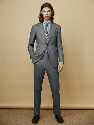 20 Jährige: Schwarze Krawatte kombinieren – 113 Herren Outfits: Etwas Einfaches wie die Wahl von einem grauen Anzug und einer schwarzen Krawatte kann Sie von der Menge abheben. Schwarze Leder Slipper liefern einen wunderschönen Kontrast zu dem Rest des Looks.
