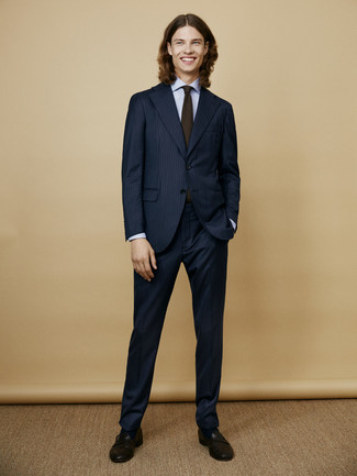 20 Jährige: Schwarze Leder Slipper kombinieren – 77 Elegante Herren Outfits: Geben Sie den bestmöglichen Look ab in einem dunkelblauen vertikal gestreiften Anzug und einem hellblauen Businesshemd. Komplettieren Sie Ihr Outfit mit schwarzen Leder Slippern.