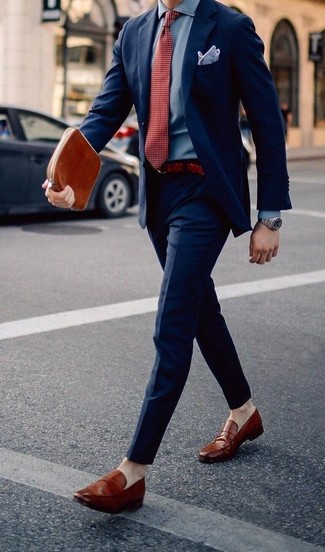 Roten geflochtenen Ledergürtel kombinieren – 15 Herren Outfits: Kombinieren Sie einen dunkelblauen Anzug mit einem roten geflochtenen Ledergürtel, um einen lockeren, aber dennoch stylischen Look zu erhalten. Putzen Sie Ihr Outfit mit rotbraunen Leder Slippern.