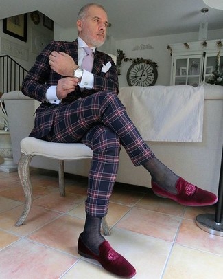 Rosa Krawatte kombinieren – 123 Herren Outfits: Kombinieren Sie einen dunkelblauen Anzug mit Schottenmuster mit einer rosa Krawatte für einen stilvollen, eleganten Look. Wenn Sie nicht durch und durch formal auftreten möchten, wählen Sie roten Samt Slipper.