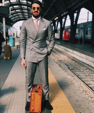 Rosa Krawatte kombinieren – 100 Elegante Herren Outfits: Geben Sie den bestmöglichen Look ab in einem grauen vertikal gestreiften Anzug und einer rosa Krawatte. Schwarze Wildleder Slipper leihen Originalität zu einem klassischen Look.