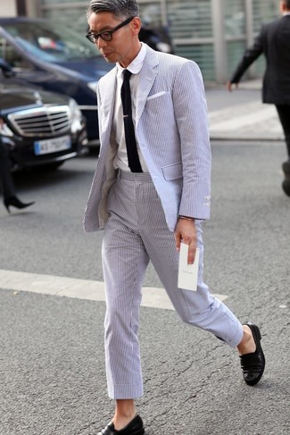 40 Jährige: Weißes und blaues Einstecktuch kombinieren – 399 Herren Outfits: Kombinieren Sie einen hellblauen Anzug aus Seersucker mit einem weißen und blauen Einstecktuch für einen bequemen Alltags-Look. Schwarze Leder Slipper sind eine einfache Möglichkeit, Ihren Look aufzuwerten.