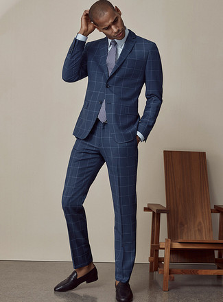 Dunkelblaue bedruckte Krawatte kombinieren – 482 Herren Outfits: Kombinieren Sie einen dunkelblauen Anzug mit Karomuster mit einer dunkelblauen bedruckten Krawatte, um vor Klasse und Perfektion zu strotzen. Suchen Sie nach leichtem Schuhwerk? Vervollständigen Sie Ihr Outfit mit schwarzen Leder Slippern für den Tag.