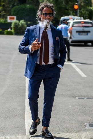 40 Jährige: Dunkelblauen Anzug kombinieren – 171 Elegante Herren Outfits: Entscheiden Sie sich für einen dunkelblauen Anzug und ein weißes Businesshemd für einen stilvollen, eleganten Look. Schwarze Leder Slipper leihen Originalität zu einem klassischen Look.