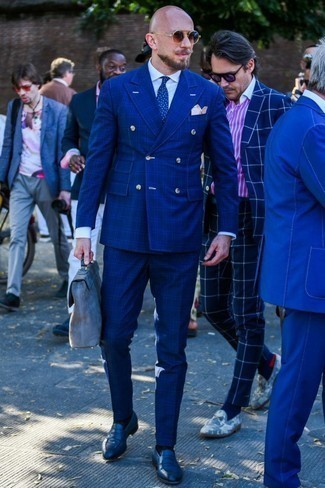 Hellbeige Einstecktuch kombinieren – 500+ Herren Outfits warm Wetter: Die Kombination von einem blauen Anzug mit Schottenmuster und einem hellbeige Einstecktuch erlaubt es Ihnen, Ihren Freizeitstil klar und einfach zu halten. Wählen Sie dunkelblauen Leder Slipper, um Ihr Modebewusstsein zu zeigen.