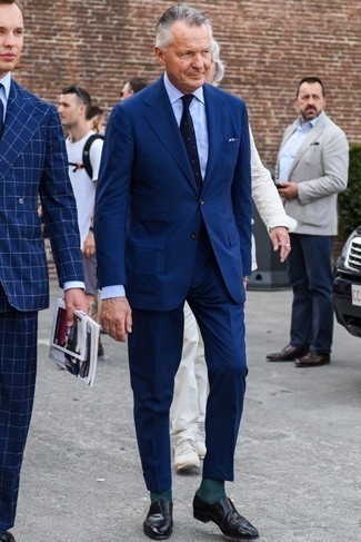 60 Jährige: Leder Slipper kombinieren – 64 Elegante Herren Outfits: Kombinieren Sie einen dunkelblauen Anzug mit einem hellblauen Businesshemd, um vor Klasse und Perfektion zu strotzen. Machen Sie diese Aufmachung leger mit Leder Slippern.