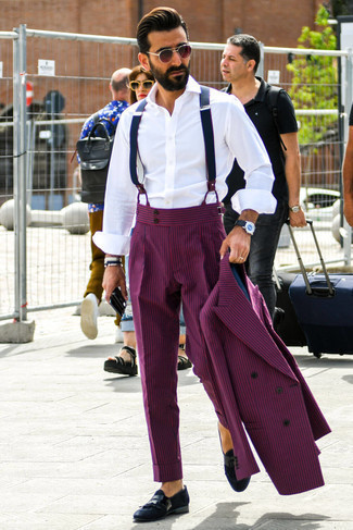 Welche Businesshemden mit violetten Anzuges zu tragen – 46 Herren Outfits: Kombinieren Sie einen violetten Anzug mit einem Businesshemd für einen stilvollen, eleganten Look. Suchen Sie nach leichtem Schuhwerk? Ergänzen Sie Ihr Outfit mit schwarzen Wildleder Slippern mit Fransen für den Tag.