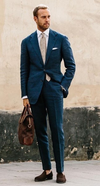 Braune Shopper Tasche aus Leder kombinieren – 278 Herren Outfits: Kombinieren Sie einen dunkeltürkisen Anzug mit einer braunen Shopper Tasche aus Leder für einen bequemen Alltags-Look. Fühlen Sie sich mutig? Ergänzen Sie Ihr Outfit mit dunkelbraunen Samt Slippern.