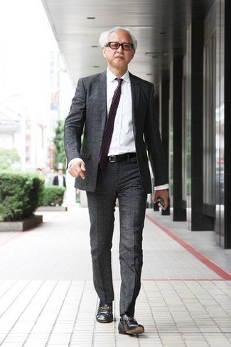Dunkelgrauen Anzug kombinieren – 500+ Herren Outfits: Vereinigen Sie einen dunkelgrauen Anzug mit einem weißen Businesshemd für eine klassischen und verfeinerte Silhouette. Suchen Sie nach leichtem Schuhwerk? Wählen Sie schwarzen Leder Slipper für den Tag.