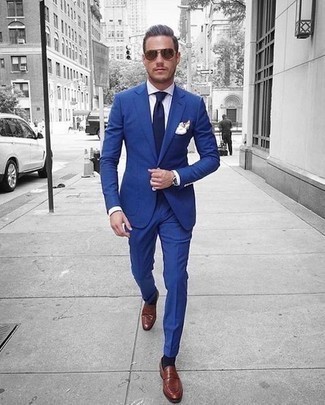 Braune Leder Slipper kombinieren – 1200+ Herren Outfits: Tragen Sie einen blauen Anzug und ein weißes Businesshemd, um vor Klasse und Perfektion zu strotzen. Fühlen Sie sich ideenreich? Wählen Sie braunen Leder Slipper.