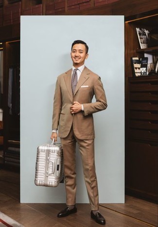 30 Jährige: Silbernen Koffer kombinieren – 6 Elegante Herren Outfits: Kombinieren Sie einen beige Anzug mit einem silbernen Koffer für ein großartiges Wochenend-Outfit. Fügen Sie dunkelbraunen Leder Slipper für ein unmittelbares Style-Upgrade zu Ihrem Look hinzu.