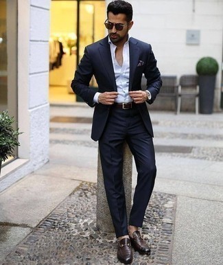 Dunkelblaues bedrucktes Einstecktuch kombinieren – 500+ Herren Outfits: Vereinigen Sie einen dunkelblauen Anzug mit einem dunkelblauen bedruckten Einstecktuch, um einen lockeren, aber dennoch stylischen Look zu erhalten. Entscheiden Sie sich für dunkelbraunen Leder Slipper, um Ihr Modebewusstsein zu zeigen.