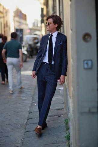 30 Jährige: Dunkelblaue Krawatte kombinieren – 500+ Herren Outfits warm Wetter: Entscheiden Sie sich für einen klassischen Stil in einem dunkelblauen vertikal gestreiften Anzug und einer dunkelblauen Krawatte. Fühlen Sie sich ideenreich? Wählen Sie braunen Wildleder Slipper.