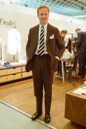 Braune Leder Slipper kombinieren – 1200+ Herren Outfits: Entscheiden Sie sich für einen braunen Anzug und ein mintgrünes Businesshemd für eine klassischen und verfeinerte Silhouette. Suchen Sie nach leichtem Schuhwerk? Wählen Sie braunen Leder Slipper für den Tag.