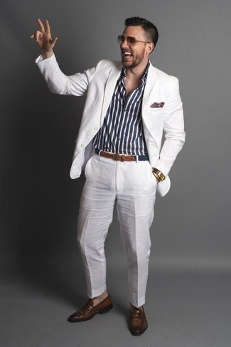 Braune Leder Slipper kombinieren – 1200+ Herren Outfits: Kombinieren Sie einen weißen Anzug mit einem dunkelblauen und weißen vertikal gestreiften Businesshemd für einen stilvollen, eleganten Look. Braune Leder Slipper fügen sich nahtlos in einer Vielzahl von Outfits ein.