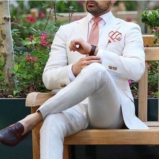Dunkelrote Leder Slipper kombinieren – 272 Elegante Herren Outfits warm Wetter: Vereinigen Sie einen weißen Anzug mit einem weißen Businesshemd für einen stilvollen, eleganten Look. Bringen Sie die Dinge durcheinander, indem Sie dunkelroten Leder Slipper mit diesem Outfit tragen.