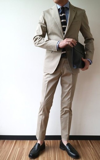 Wie hellbeige Anzug mit schwarzer Leder Slipper zu kombinieren – 48 Herren Outfits: Kombinieren Sie einen hellbeige Anzug mit einem hellblauen Businesshemd für einen stilvollen, eleganten Look. Suchen Sie nach leichtem Schuhwerk? Entscheiden Sie sich für schwarzen Leder Slipper für den Tag.