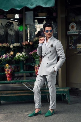 Grüne Wildleder Slipper kombinieren – 5 Herren Outfits: Kombinieren Sie einen grauen Anzug mit einem weißen Businesshemd für eine klassischen und verfeinerte Silhouette. Fühlen Sie sich ideenreich? Wählen Sie grünen Wildleder Slipper.