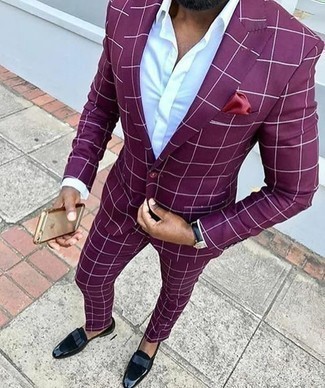 Violetten Anzug kombinieren – 57 Herren Outfits: Entscheiden Sie sich für einen violetten Anzug und ein weißes Businesshemd, um vor Klasse und Perfektion zu strotzen. Fühlen Sie sich ideenreich? Wählen Sie schwarzen Leder Slipper.