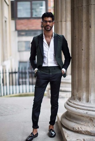 30 Jährige: Schwarze Leder Slipper kombinieren – 500+ Elegante Herren Outfits: Kombinieren Sie einen dunkelblauen Anzug mit einem weißen Businesshemd für eine klassischen und verfeinerte Silhouette. Wenn Sie nicht durch und durch formal auftreten möchten, vervollständigen Sie Ihr Outfit mit schwarzen Leder Slippern.
