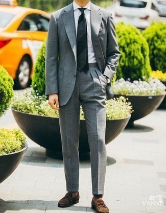 Wie grauen Anzug mit dunkelbrauner Wildleder Slipper zu kombinieren – 95 Herren Outfits: Kombinieren Sie einen grauen Anzug mit einem weißen Businesshemd für eine klassischen und verfeinerte Silhouette. Wählen Sie die legere Option mit dunkelbraunen Wildleder Slippern.