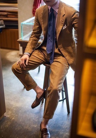 30 Jährige: Weißes und violettes gepunktetes Einstecktuch kombinieren – 75 Herren Outfits: Tragen Sie einen rotbraunen Anzug und ein weißes und violettes gepunktetes Einstecktuch für einen bequemen Alltags-Look. Fühlen Sie sich ideenreich? Vervollständigen Sie Ihr Outfit mit dunkelbraunen Leder Slippern.