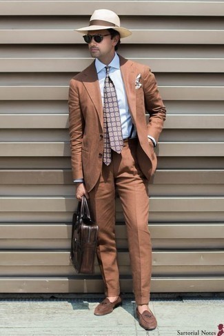 30 Jährige: Dunkellila bedruckte Krawatte kombinieren – 79 Herren Outfits: Kombinieren Sie einen rotbraunen Anzug mit einer dunkellila bedruckten Krawatte, um vor Klasse und Perfektion zu strotzen. Fühlen Sie sich ideenreich? Vervollständigen Sie Ihr Outfit mit braunen Wildleder Slippern.